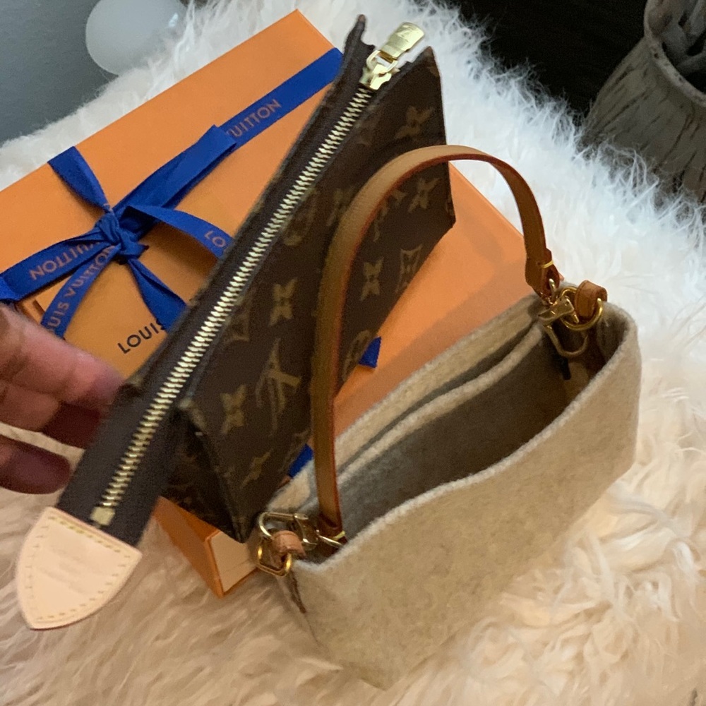Sold Louis Vuitton Toiletry 15 - Picture 9 of 16